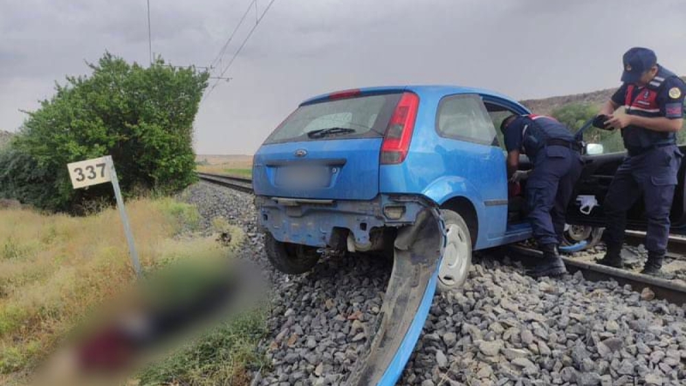 Tren yoluna giren otomobilin sürücüsü yaşamını yitirdi